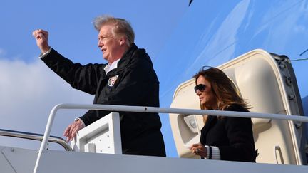 Donald Trump et son épouse Melania Trump à l'aéroport de Palm Beach International, le 8 mars 2019. (NICHOLAS KAMM / AFP)