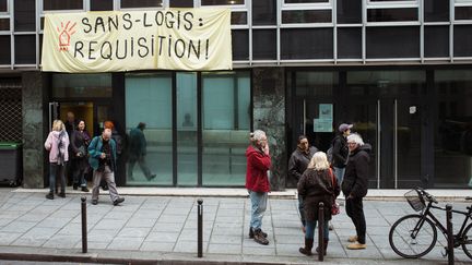 L'association Droit au logement demande la réquisition d'un ancien commissariat de police pour y abriter des personnes sans domicile, le 11 janvier 2020 à Paris. (JULIETTE PAVY / HANS LUCAS)