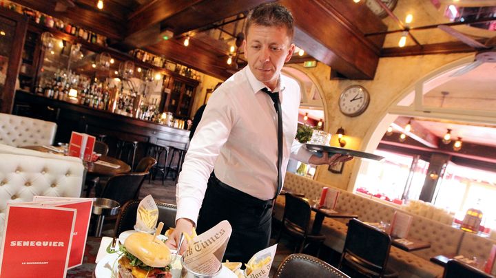 Un serveur dans un restaurant de Saint-Tropez, le 12 avril 2013. (JEAN CHRISTOPHE MAGNENET / AFP)