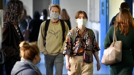 Des étudiants marchent dans les couloirs d'une université, le 8 septembre 2020 à Saint-Etienne (Loire). (REMY PERRIN / MAXPPP)