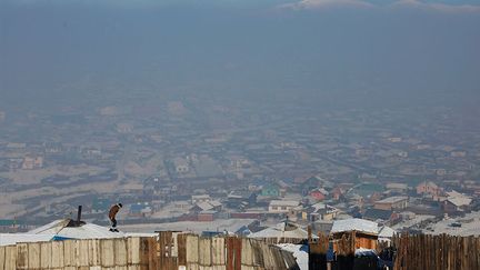 Les vents viciés venant de Chine stagnent car la ville se trouve dans une cuvette coincée entre des montagnes. Et pendant l’hiver, les centrales thermiques qui entourent Oulan-Bator fonctionnent à plein régime, des centaines de cheminées brûlent charbon, bois et ordures. (Rentsendorj Bazarsukh/REUTERS)