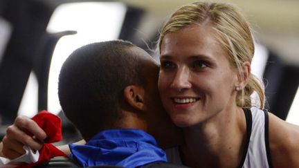 L'étreinte sur le bord de la piste entre le champion du monde du décathlon Ashton Eaton et son épouse Brianne Theisen qui vient de décrocher l'argent à l'heptathlon. (OLIVIER MORIN / AFP)