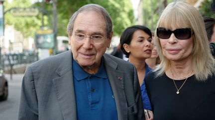 Robert Hossein et son épouse Candice Patou en juillet 2016, lors de la&nbsp;Semaine de la mode&nbsp;à Paris. (DANIEL PIER / NURPHOTO / AFP)