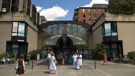 L'entrée de l'hôpital Saint-Louis, à Paris, le 9 juillet 2020. (JEROME LEBLOIS / HANS LUCAS / AFP)