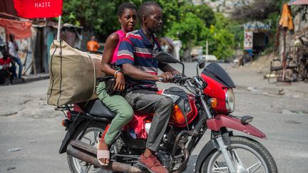 Des personnes fuient leur quartier après l'attaque de gangs armés dans les zones de Delmas et de Solino, à Port-au-Prince, Haïti, le 20 octobre 2024. (CLARENS SIFFROY / AFP)