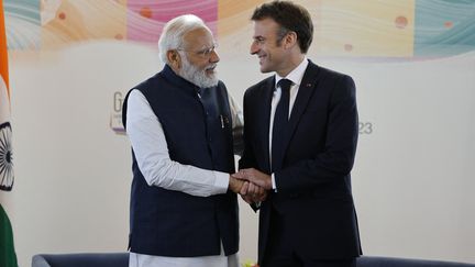 Emmanuel Macron et Narendra Modi lors du sommet du G7 au Japon, en mai 2023. (LUDOVIC MARIN / AFP)