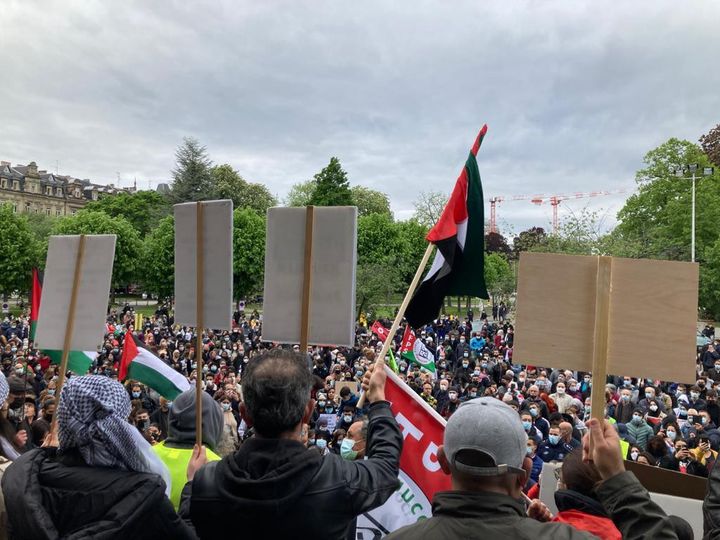 Des manifestants lors d'un rassemblement en soutien à la Palestine, à Strasbourg (Bas-Rhin), le 15 mai 2021. (THIERRY BOUVARD / FRANCE TELEVISIONS)