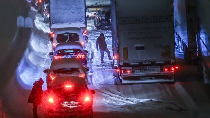 "Sur la radio autoroute, on nous a dit que des gens passeraient avec de l'eau et du café, on attend toujours", raconte-t-il vendredi matin à France Bleu Besançon.