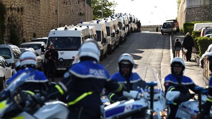 Des policiers en position avant un meeting de Marine Le Pen à Marseille, le 19 avril 2017. (ANNE-CHRISTINE POUJOULAT / AFP)