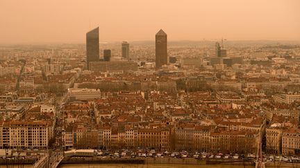 Le ciel de Lyon a été complètement jauni après un épisode de poussières désertiques venu du Sahara, le 6 février 2021. (MAXPPP)