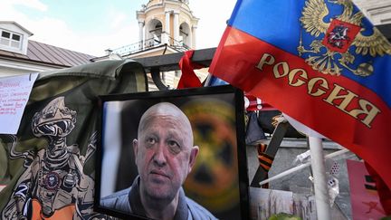 Un portrait de l'homme d'affaires russe Evguéni Prigojine sur un mémorial lui étant dédié à Moscou (Russie), le 23 août 2023. (NATALIA KOLESNIKOVA / AFP)