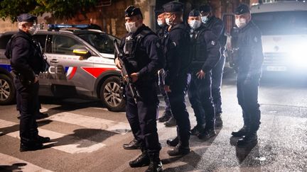 Des policiers&nbsp;sécurisent la rue où&nbsp;un brigadier&nbsp;a été tué à proximité d'un point de trafic de drogue, à Avignon (Vaucluse),&nbsp;le 5 mai 2021. (CLEMENT MAHOUDEAU / AFP)