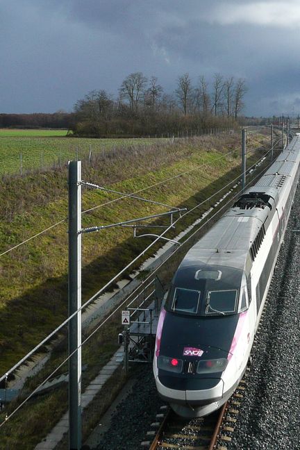 Un train emprunte la voie de gauche, le 3 février 2016. Le jour du déraillement, la rame d'essais menait des tests dans le même sens de circulation mais sur la voie de droite. (CAROLE BELINGARD / FRANCETV INFO) (CAROLE BELINGARD / FRANCETV INFO)