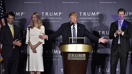 De gauche à droite : Donald Trump Jr., Ivanka Trump, Donald Trump et Eric Trump, le 26 octobre 2016 à New York (Etats-Unis). (MANDEL NGAN / AFP)