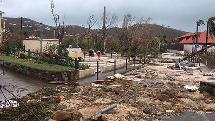 Une rue dévastée de Gustavia, le 7 septembre 2017 à Saint-Barthélemy. (KEVIN BARRALLON / FACEBOOK / AFP)