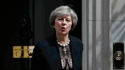  (Theresa May devant la porte du 10 Downing Street © REUTERS / Peter Nicholls)