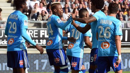 Clinton Njie félicité par ses coéquipiers (FRANCOIS LO PRESTI / AFP)