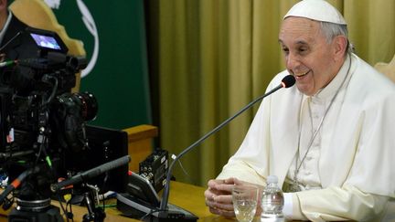 Le pape Fran&ccedil;ois lors d'une conf&eacute;rence vid&eacute;o au Vatican, le 5 f&eacute;vrier 2015. (ANDREAS SOLARO / AFP)