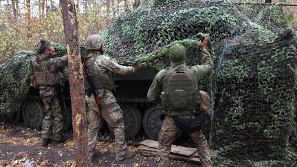 Des soldats ukrainiens dans la région de Kharkiv, au nord-est de l'Ukraine, le 10 octobre 2024. (VIACHESLAV MADIIEVSKYI / NURPHOTO / AFP)