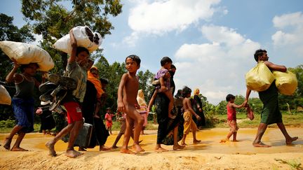 Des Rohingyas partent se réfugier non loin de la frontière entre Birmanie et Bangladesh, le 28 août 2017. (MOHAMMAD PONIR HOSSAIN / REUTERS)