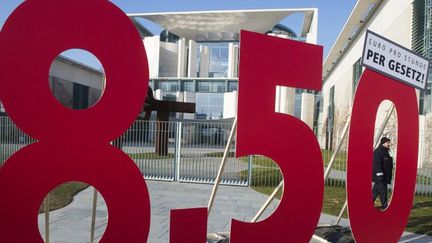 «8,50» euros par heure... installé devant le bâtiment de la chancellerie à Berlin, le 23 février 2011, par la fédération syndicale de l'Allemagne. Cette dernière demandait alors l'introduction d'un salaire minimum horaire en Allemagne. ( AFP PHOTO / JOHN MACDOUGALL)