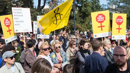 Des personnes manifestent pour le droit à l'avortement&nbsp;devant le Parlement polonais, le 18 septembre 2016 à Varsovie (Pologne). (JAN A. NICOLAS / DPA)