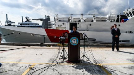 La capitaine des garde-côtes du secteur de Miami (Etats-Unis) Jo-Ann Burdian&nbsp;donne une conférence de presse le 27 janvier 2022. (CHANDAN KHANNA / AFP)