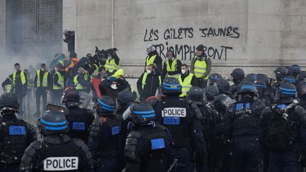 Des "gilets jaunes" manifestent sous l'Arc de Triomphe, le 1er décembre 2018. (GEOFFROY VAN DER HASSELT / AFP)