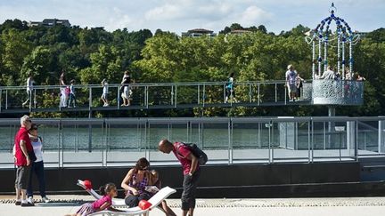 Les promeneurs peuvent se reposer en admirant le belvédère de Jean-Michel Othoniel à prpoximité de l'île Barbe au niveau de Caluire
 (ITEM Corporate)