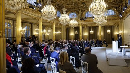 Emmanuel Macron a présenté un discours devant les familles des rapatriés de la guerre d'Algérie, le 26 janvier 2022 à l'Élysée. (LUDOVIC MARIN / POOL / AFP)