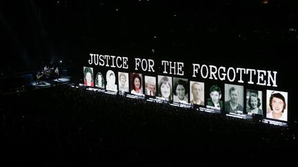 Le groupe de rock U2 rend hommage aux victimes des attentats du 13 novembre à Paris le 6 décembre 2015 lors d'un concert à l'AccorHotels Arena. (THOMAS SAMSON / AFP)