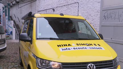 Le min-bus associatif itinérant "Nina Simone" va à la rencontre des femmes dans la région des Hauts-de-France.&nbsp; (Franceinfo)