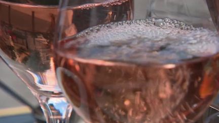 Dans un sondage OpinionWay commandé par la Ligue contre le cancer, 70 % des Français trouvent "acceptable" de faire goûter de l'alcool à des mineurs. (FRANCE 2)