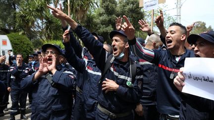 La manifestation des pompiers algériens, le 2 mai 2021 à Alger a été violemment bloquée par la police. Les agents de la Protection civile réclament de meilleurs salaires. (BILLAL BENSALEM / NURPHOTO)