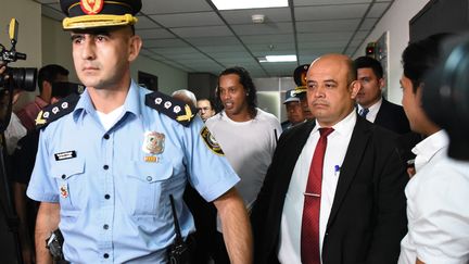 L'ancien footballeur Ronaldinho, le 6 mars 2020 à Asuncion (Paraguay). (NORBERTO DUARTE / AFP)