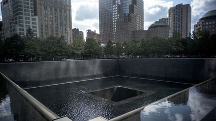 World Trade Center site. Manhattan, quartier des affaires, New York, USA. Memorial des attentats du 11 Septembre 2001. Touristes et new yorkais viennent se recueillir devant les deux immenses fosses où sont inscrit les noms des victimes.&nbsp; (ARTHUR NICHOLAS ORCHARD / HANS LUCAS VIA AFP)