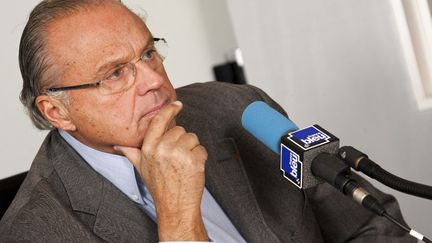 Gerard Louvin lors de l'enregistrement d'une émission de radio, le 15 février 2012. (LECOEUVRE PHOTOTHEQUE / COLLECTION CHRISTOPHEL / AFP)