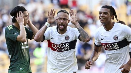 Neymar a pu réaliser son habituel geste pour célébrer son but, lors de son retour sur les terrains pour le match entre Jeonbuk Hyundai Motors FC et le PSG, le 3 août 2023 à Busan (Corée du Sud). (YOON DONG-JIN / AP)