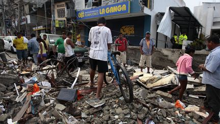 Des centaines et des centaines d'habitations se sont effondrées dans de nombreuses villes du pays.&nbsp;L'état d'exception a été décrété par les autorités. (JOSE JACOME / SIPA)