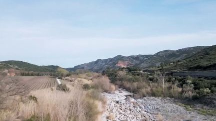 À compter du 10 mai, plusieurs zones des Pyrénées-Orientales vont basculer en "crise sécheresse", le niveau d'alerte maximale. Depuis un an, le département est celui qui connaît le plus gros déficit en eau. (FRANCEINFO)