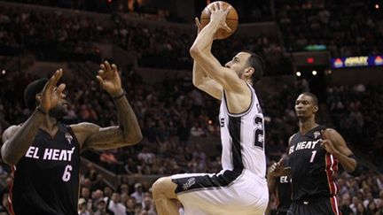 Manu Ginobili à l'attaque du cercle et de LeBron James