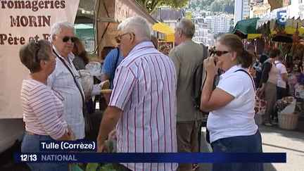 Au march&eacute; de Tulle (Corr&egrave;ze), les critiques envers Fran&ccedil;ois Hollande se font de plus en plus s&eacute;v&egrave;res. (PATRICIA ISSA-DE GRANDI / FRANCE 3)