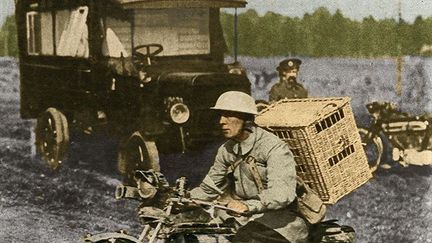 Un motocycliste anglais s’est rendu auprès du camion-colombier pour y prélever un petit contingent de pigeons voyageurs qui serviront aux liaisons avec le poste de commandement situé à l’arrière. À l’heure du téléphone de campagne et de la télégraphie sans fil, cette méthode de communication vit là ses dernières heures. (Le Miroir/Prisma Media/GeoHistoire)