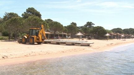 Une pelleteuse sur une plage de Corse-du-Sud, dans un reportage du magazine "Envoy&eacute; sp&eacute;cial", sur France 2.