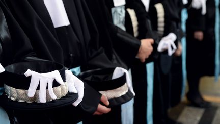 Des futurs magistrats participent &agrave; leur c&eacute;r&eacute;monie de serment, le 7 f&eacute;vrier 2014 dans la cour d'appel de Bordeaux (Gironde).&nbsp; (MEHDI FEDOUACH / AFP)