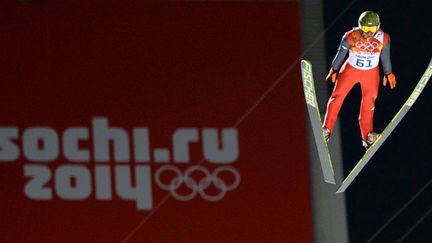 Kamil Stoch saute sur le grand tremplin de Sotchi (PETER PARKS / AFP)