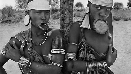 Les femmes Mursi et Surma sont les derni&egrave;res femmes &agrave; plateaux au monde. Village Mursi de Dargui, dans le parc national de Mago, pr&egrave;s de Jinka, Ethiopie, 2007. (© SEBASTIÃO SALGADO / AMAZONAS)