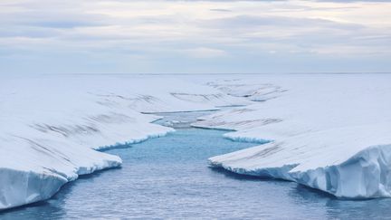 Un iceberg tabulaire, à proximité de l'île de Baffin, dans le territoire du Nunavut (Canada). (MICHAEL NOLAN / ROBERT HARDING PREMIUM / AFP)