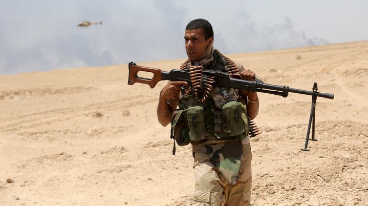 Un soldat irakien patrouille dans la province d'Anbar (Irak), le 22 juillet 2015. (REUTERS)