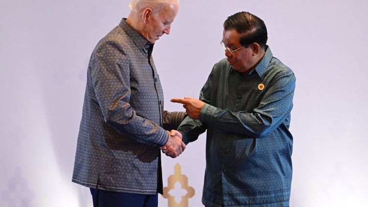 Le président américain Joe Biden (gauche) et le Premier ministre cambodgien Hun Sen (droite), le 12 novembre 2022, à Phnom Penh (Cambodge).&nbsp; (SAUL LOEB / AFP)